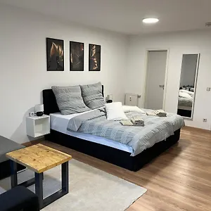An Der Elbe Mit Balkon, Kueche Und Netflix Apartament